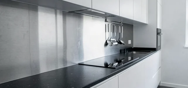 Pourquoi choisir une crédence inox sur mesure pour sublimer votre cuisine moderne ?